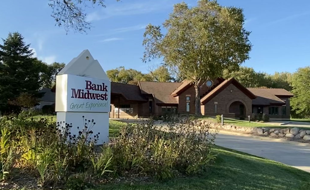 Bank Midwest Okoboji Exterior